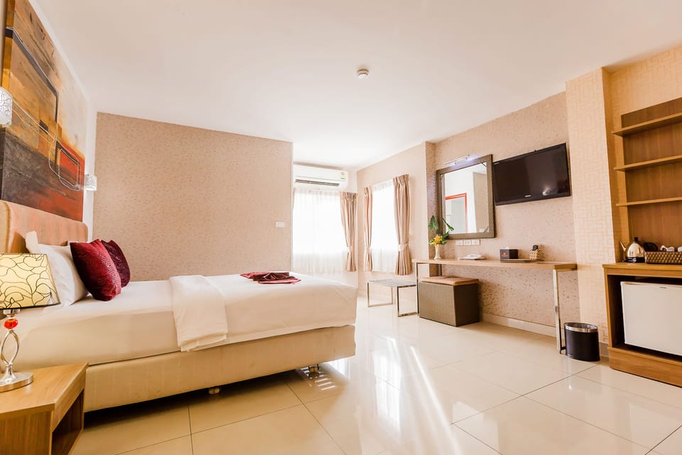 Superior Double Room | Minibar, in-room safe, desk, rollaway beds
