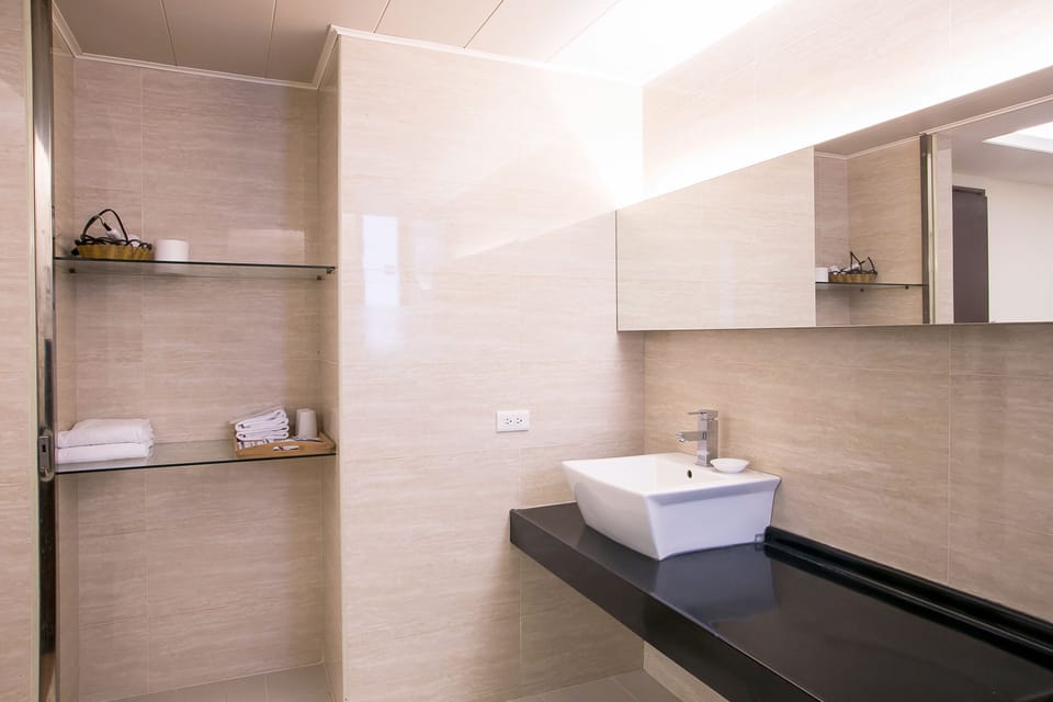 Shower, rainfall showerhead, free toiletries, hair dryer