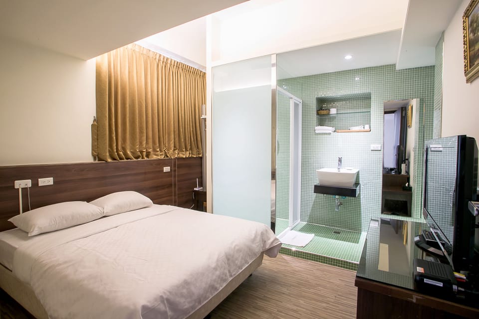 Down comforters, minibar, in-room safe, desk