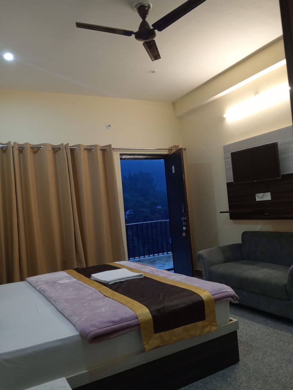 2 bedrooms, premium bedding, minibar, in-room safe