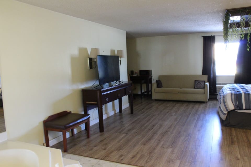 1 bedroom, in-room safe, individually decorated, individually furnished