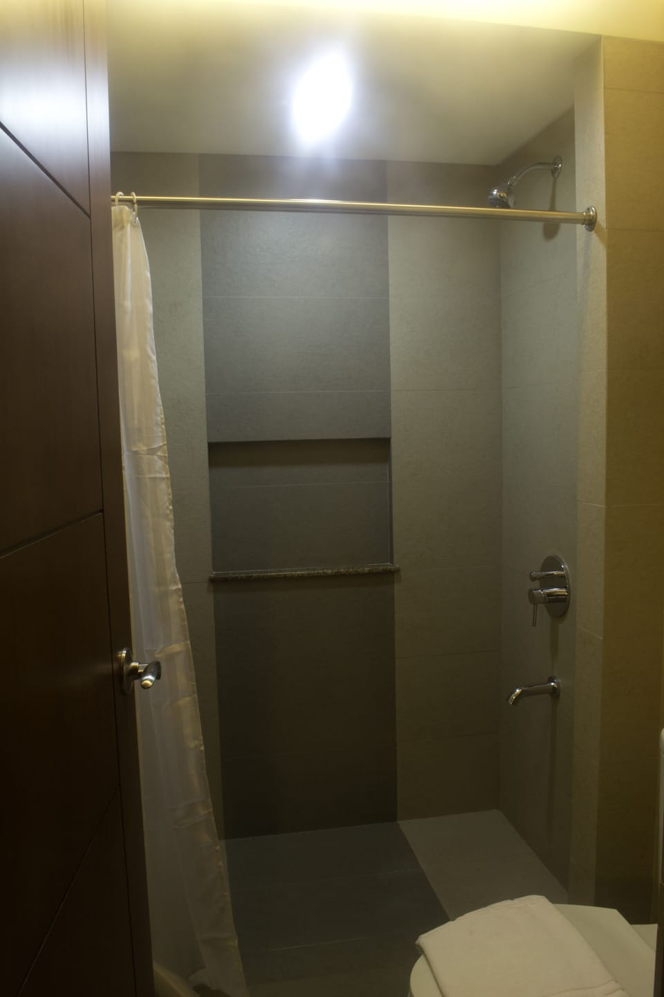 Superior Twin Room | Bathroom | Shower, hydromassage showerhead, free toiletries, hair dryer