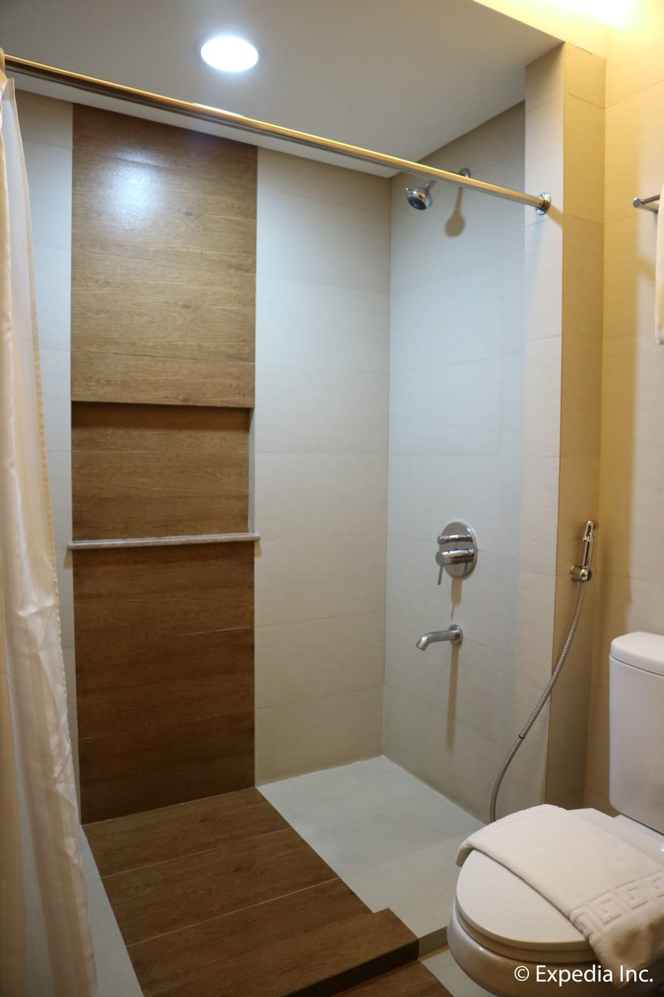 Deluxe Room | Bathroom | Shower, hydromassage showerhead, free toiletries, hair dryer