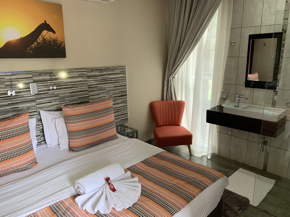 Standard Single Room, 1 King Bed | Premium bedding, minibar, in-room safe, desk