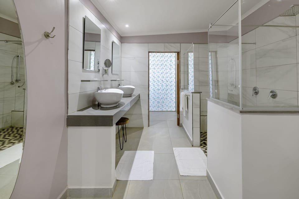 Luxury Double Room, 1 King Bed | Bathroom | Shower, free toiletries, hair dryer, slippers