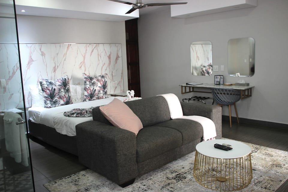 Luxury Double Room, 1 King Bed | Premium bedding, minibar, in-room safe, desk
