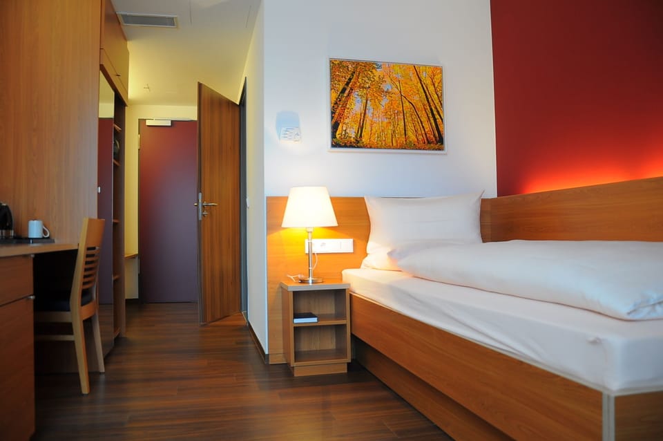 Single Room, Non Smoking | Hypo-allergenic bedding, in-room safe, desk, blackout drapes