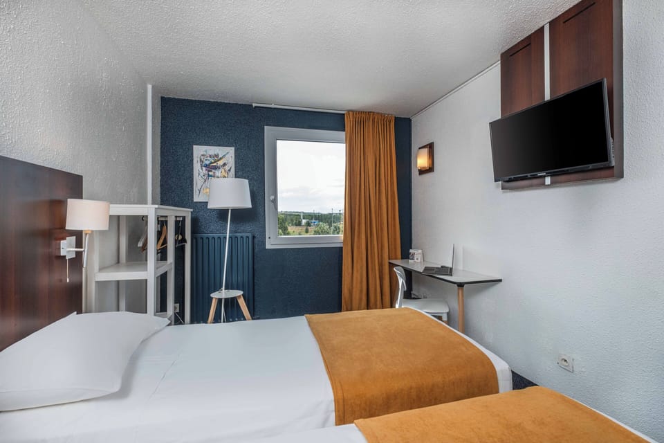 Standard Twin Room | Desk, laptop workspace, soundproofing, iron/ironing board