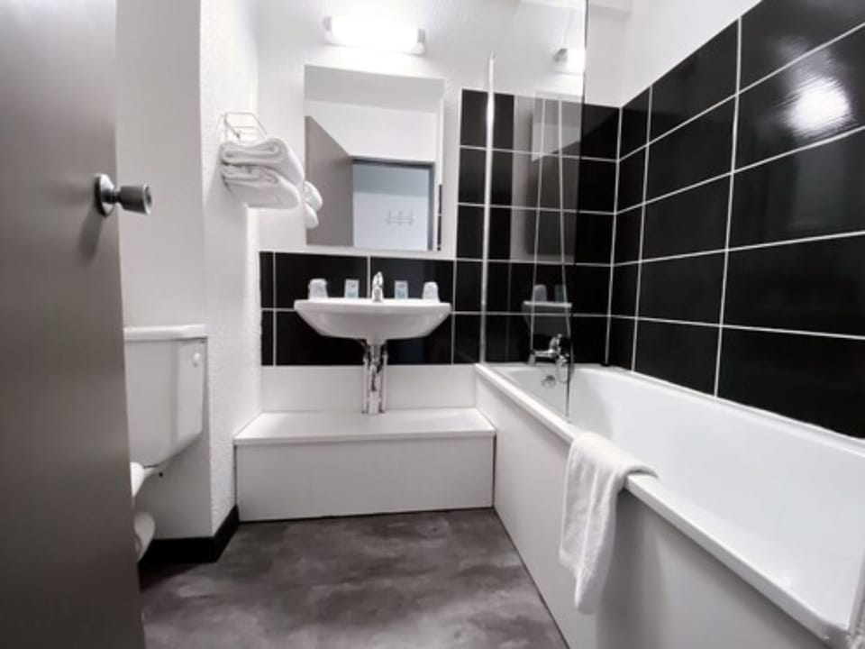 Deep soaking bathtub