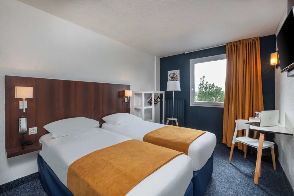 Standard Twin Room | Desk, laptop workspace, soundproofing, iron/ironing board