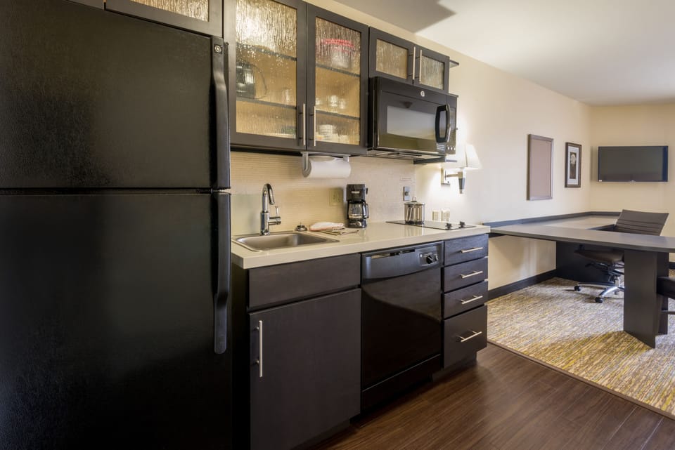 Full-size fridge, microwave, stovetop, dishwasher