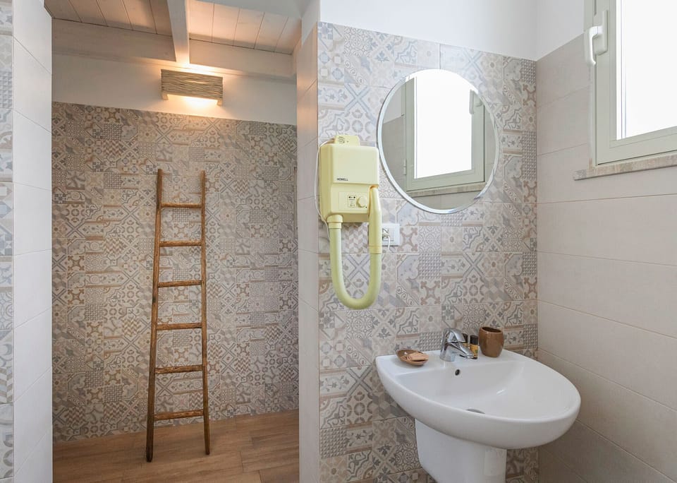 Family Room | Bathroom | Shower, rainfall showerhead, free toiletries, hair dryer