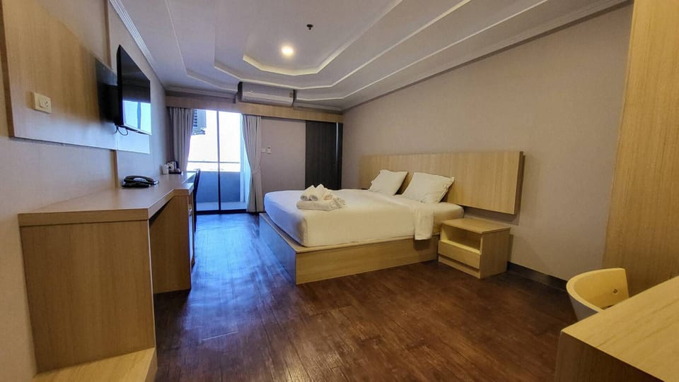 Grand Deluxe | Minibar, in-room safe, individually decorated, individually furnished