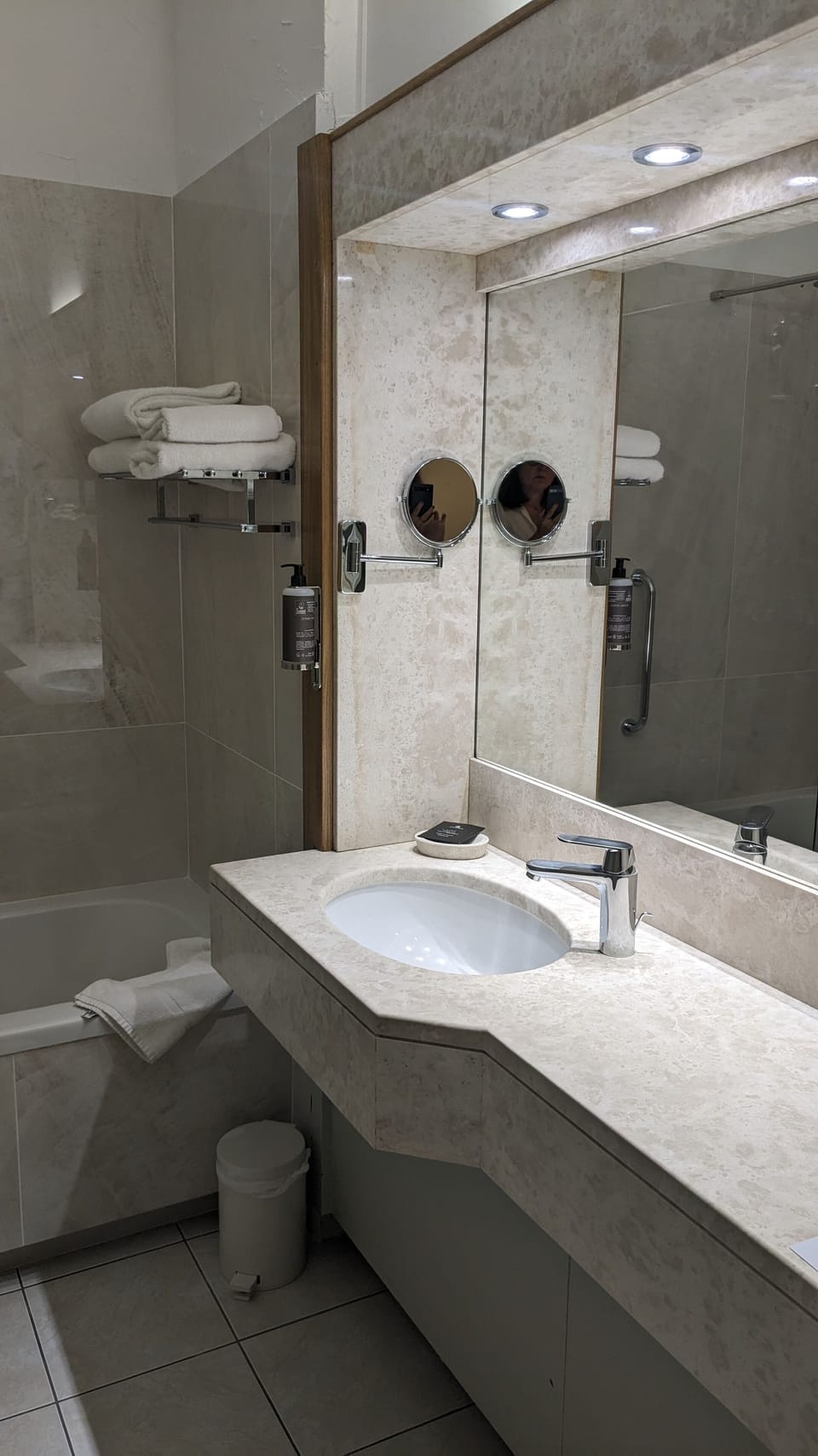 Combined shower/tub, hydromassage showerhead, free toiletries