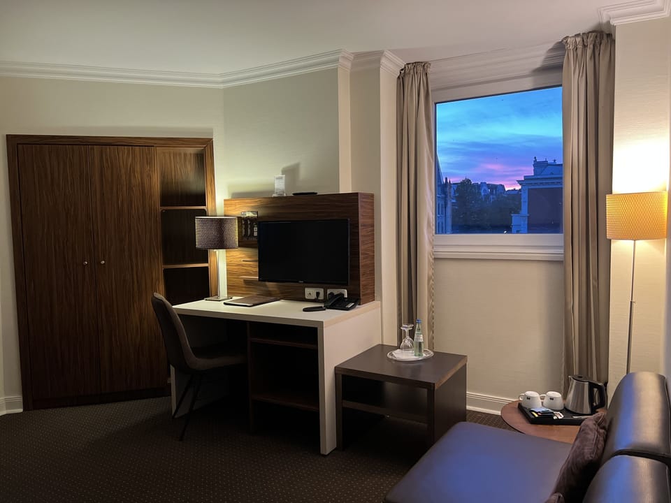 Standard Double Room, 1 King Bed | Living area | Flat-screen TV