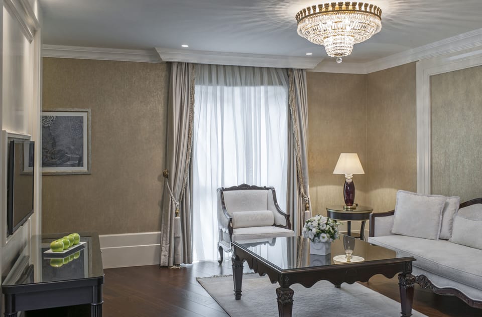 Presidental Suite with King Size Bed | Minibar, in-room safe, desk, laptop workspace