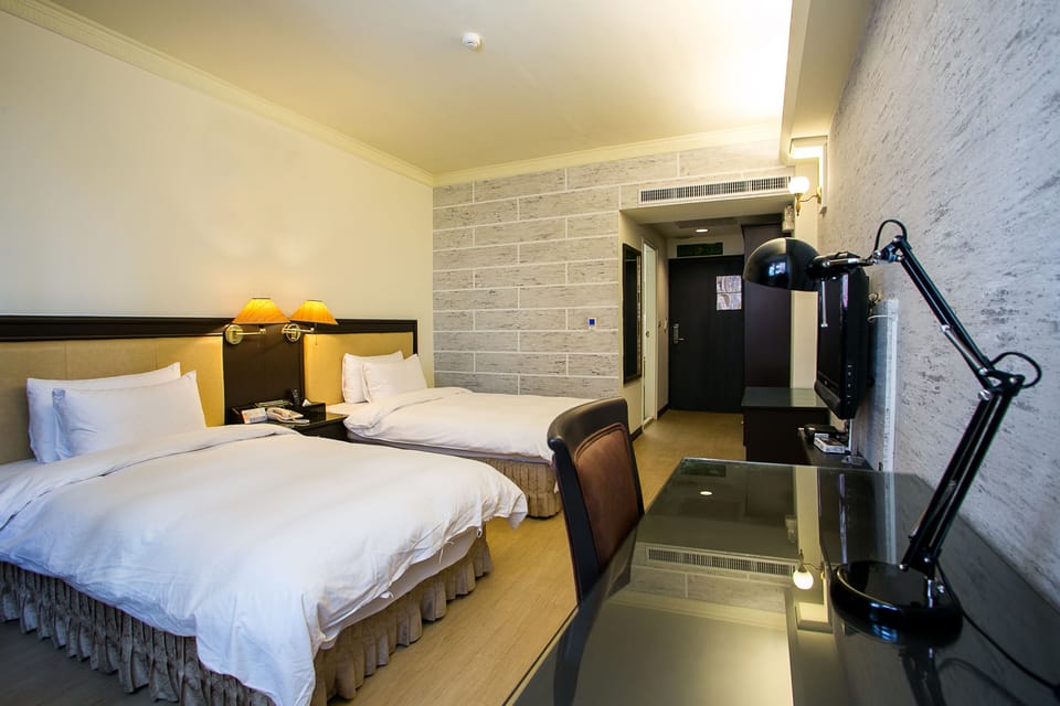 Deluxe Twin Room | Down comforters, in-room safe, desk, blackout drapes