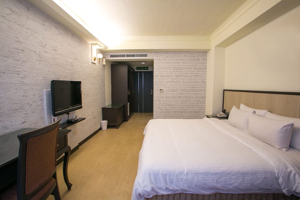 Deluxe Double Room | Down comforters, in-room safe, desk, blackout drapes