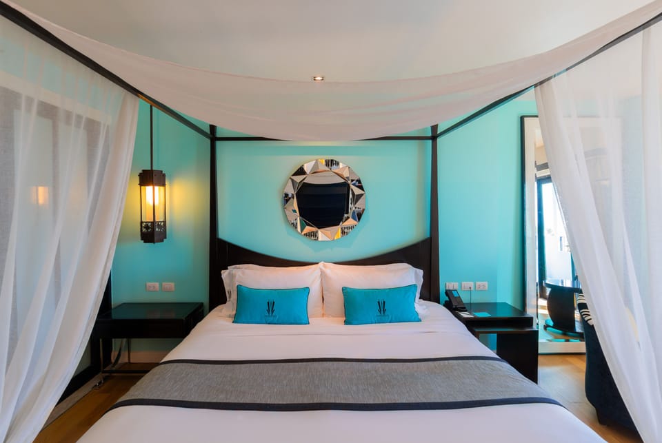 Twilight Room | Minibar, in-room safe, desk, blackout drapes