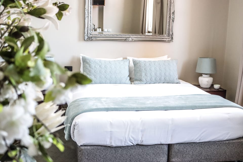 Executive Suite | Minibar, desk, iron/ironing board, rollaway beds