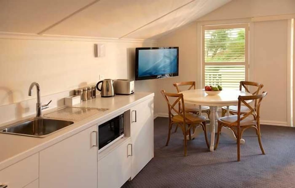 Upstairs at Plantation | Private kitchen | Coffee/tea maker, full-size fridge, cookware/dishes/utensils