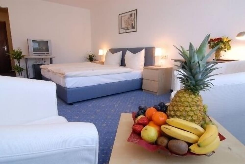 Double Room | Desk, iron/ironing board, free WiFi, bed sheets