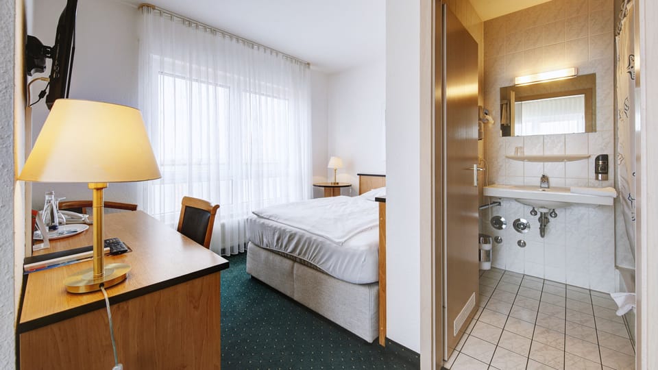 Single Room | Bathroom | Shower, free toiletries, hair dryer, towels