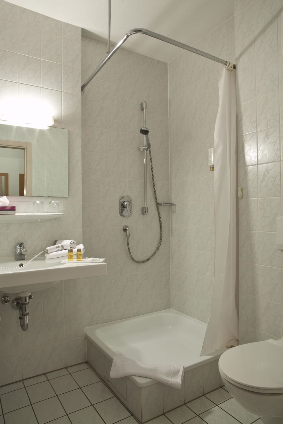 Double or Twin Room | Bathroom shower