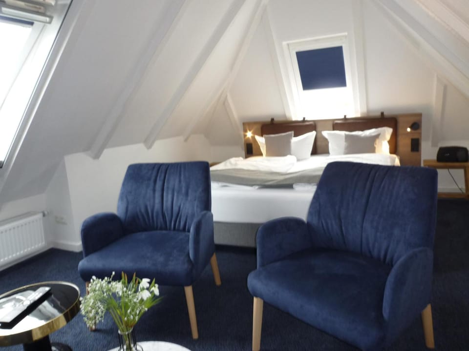 Minibar, in-room safe, desk, free WiFi