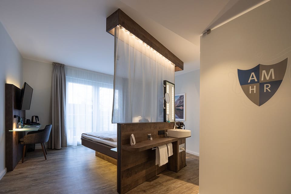 Deluxe Single Room | Bathroom | Shower, hair dryer, towels