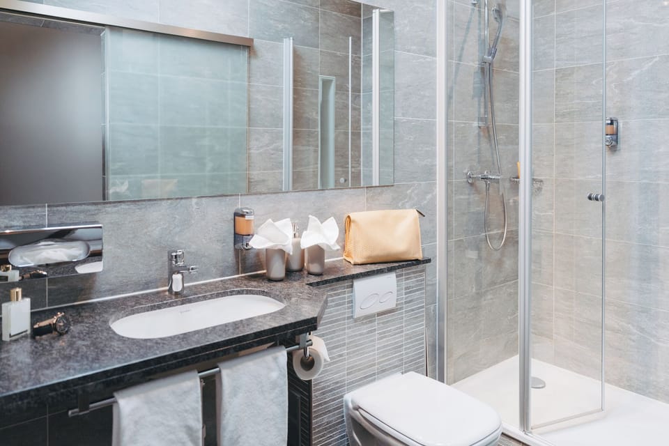 Suite Superior | Familienzimmer | Bathroom | Hair dryer, towels, soap, shampoo