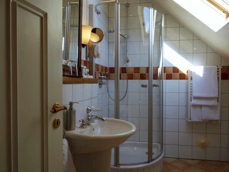 Comfort Double Room | Bathroom | Hair dryer, towels