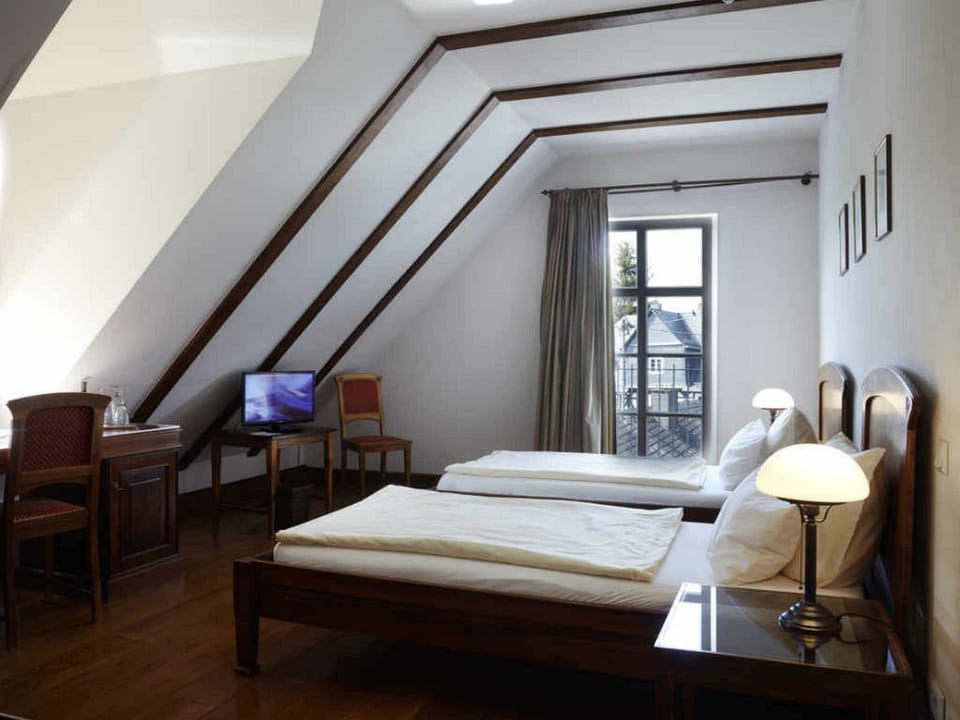Comfort Double Room | Minibar, individually decorated, individually furnished, desk