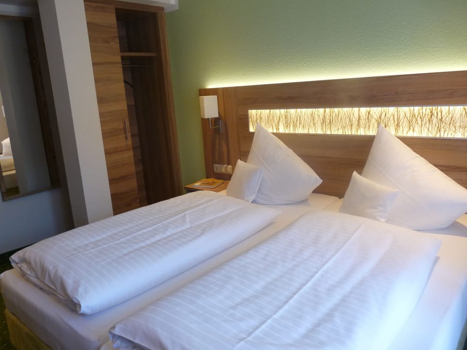 Double Room | Desk, iron/ironing board, rollaway beds, free WiFi