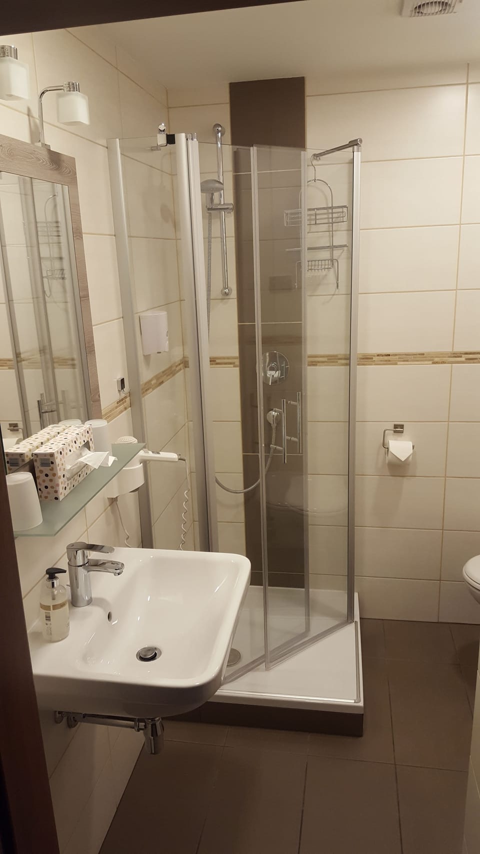 Shower, rainfall showerhead, free toiletries, hair dryer