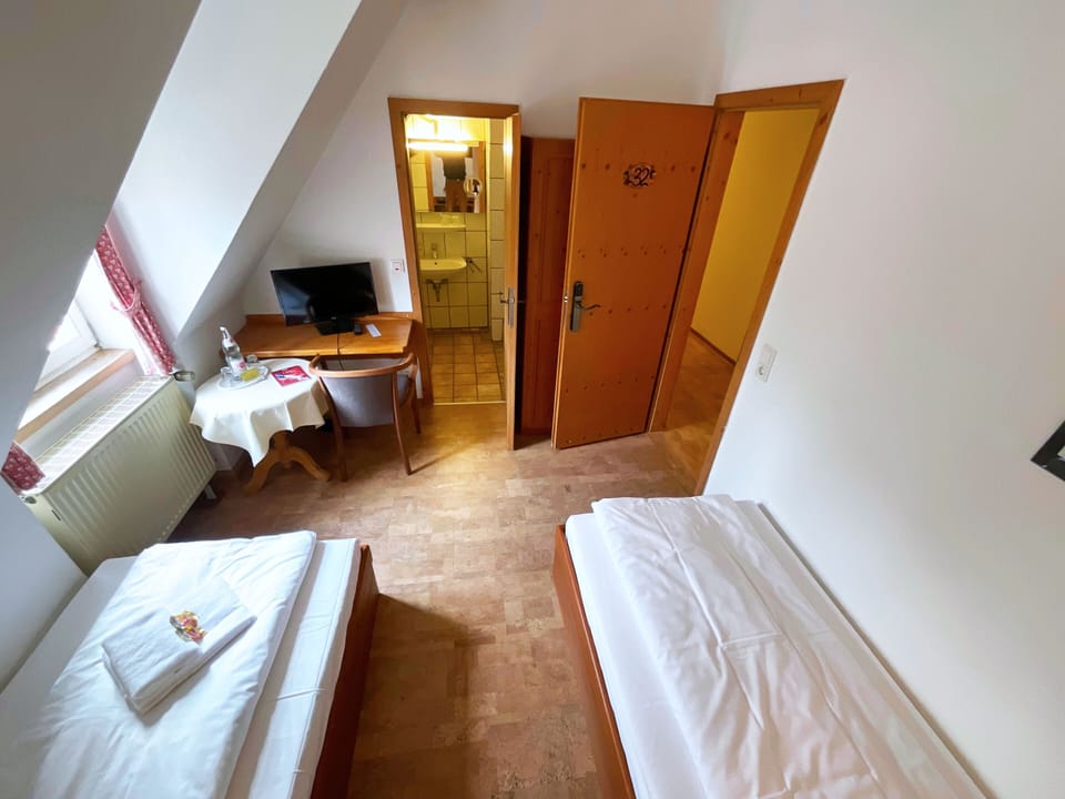 Standard Twin Room, Private Bathroom | Cribs (free), WiFi (free), bed sheets