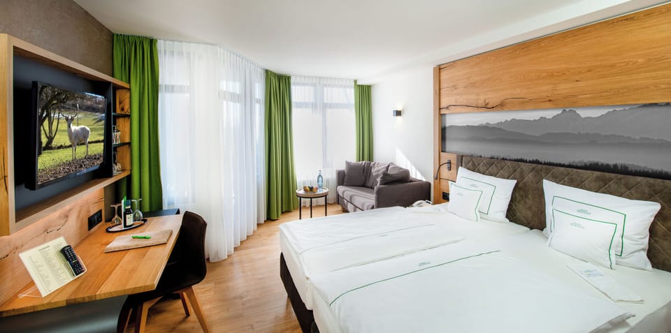 Deluxe Double Room, 1 Queen Bed, Non Smoking, Mountainside | Hypo-allergenic bedding, in-room safe, desk, free WiFi
