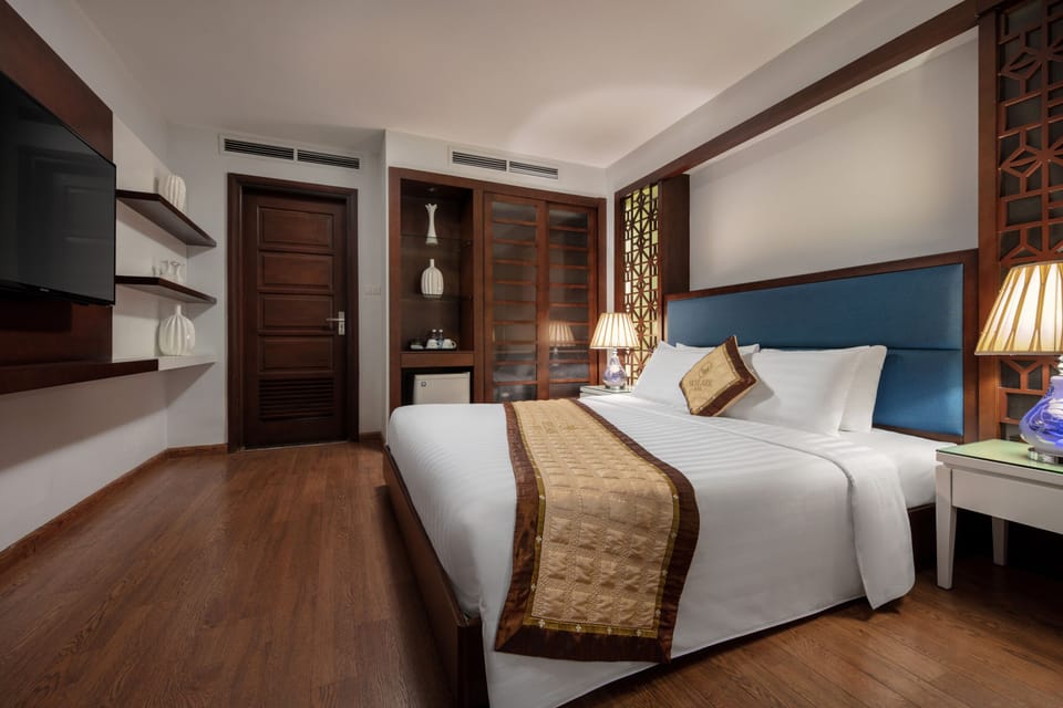 Standard Double Room | Minibar, in-room safe, desk, laptop workspace