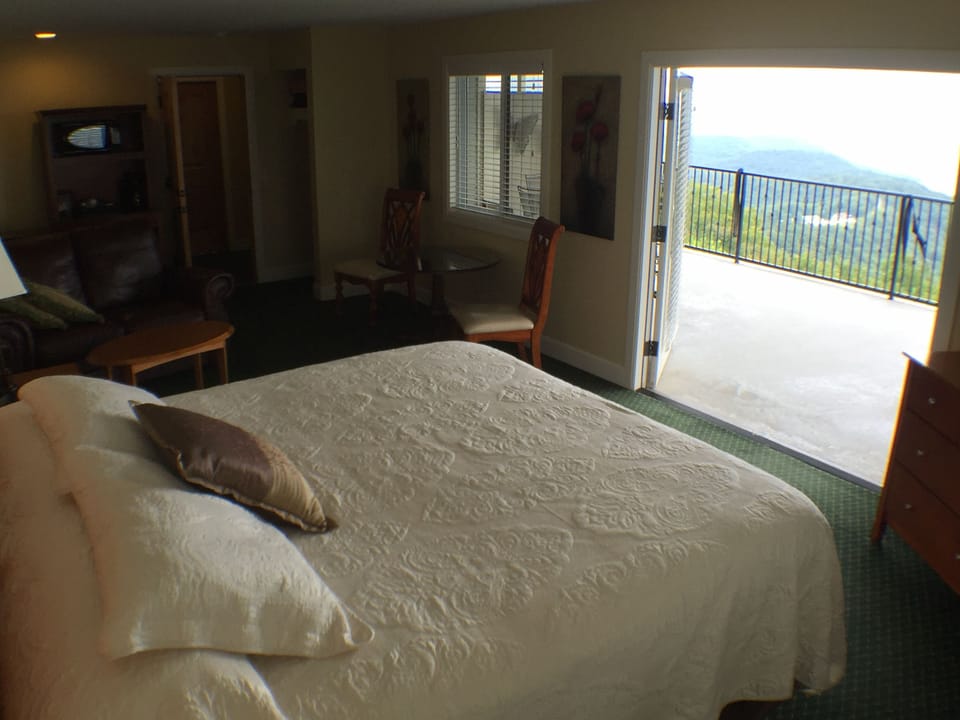Honeymoon Room, 1 King Bed, Balcony, Lake View | Iron/ironing board, free WiFi, bed sheets