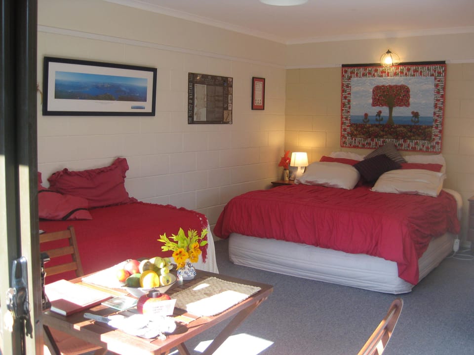 Cottage, Kitchenette | Desk, free WiFi, bed sheets