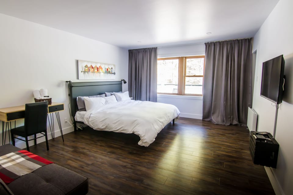 Classic Suite, 1 King Bed with Sofa bed | Desk, free WiFi, bed sheets