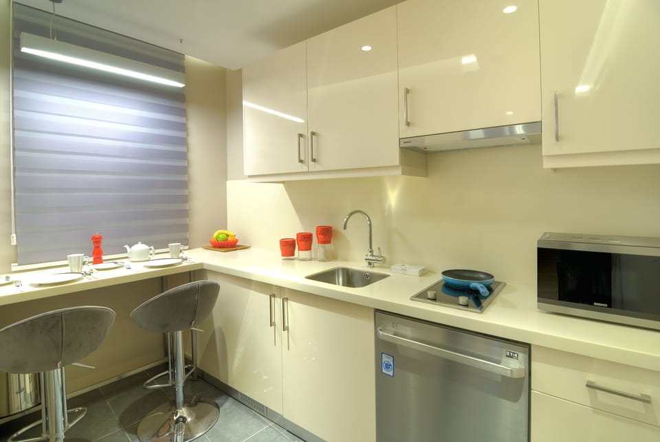 Dishwasher, coffee/tea maker, electric kettle, highchair