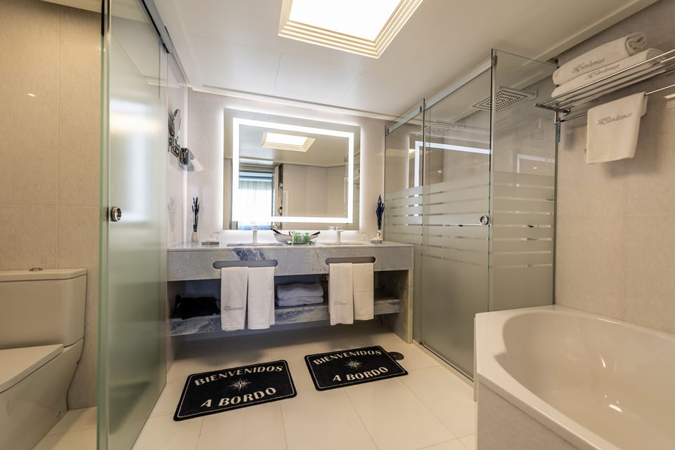 Royal Suite | Bathroom | Eco-friendly toiletries, hair dryer, bidet, towels