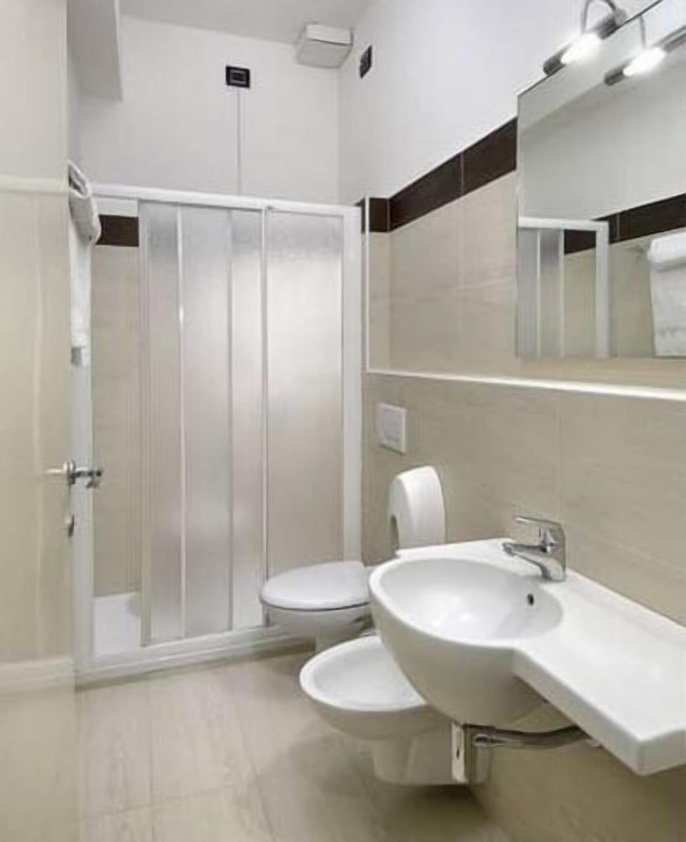 Comfort Double Room, Balcony | Bathroom | Shower, hair dryer, bidet, towels
