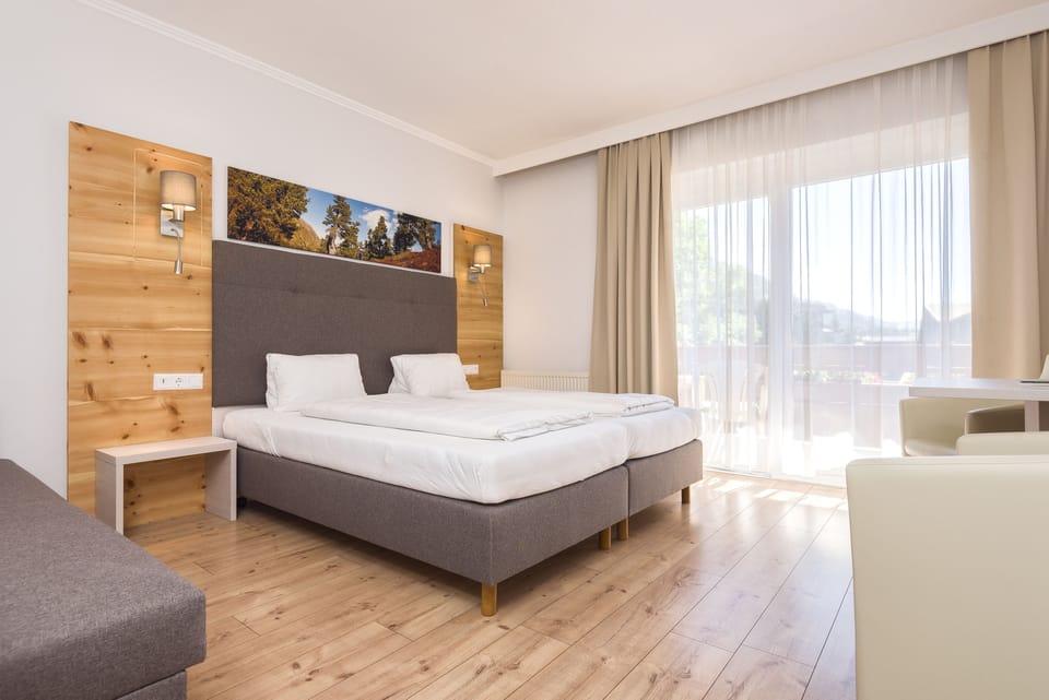 Double Room, Balcony | Hypo-allergenic bedding, in-room safe, individually decorated