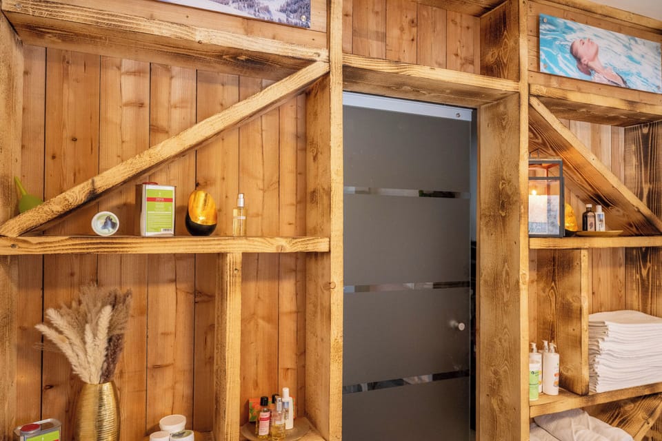 Sauna, steam room, 1 treatment room, massages