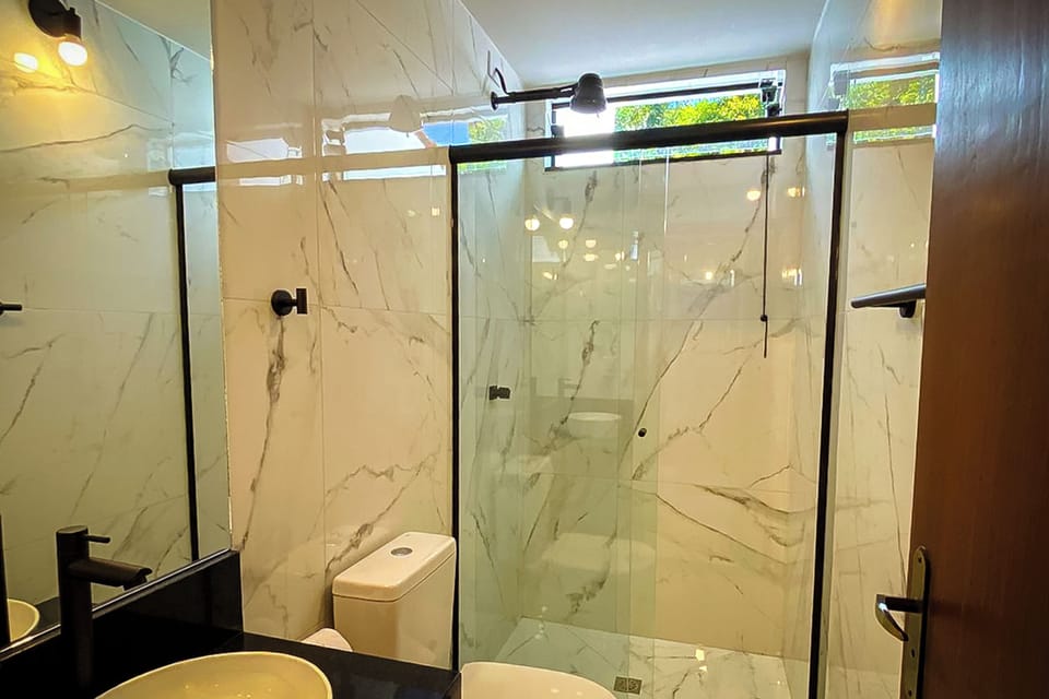 Exclusive Room (Bromélias) | Bathroom | Separate tub and shower, jetted tub, hair dryer, towels
