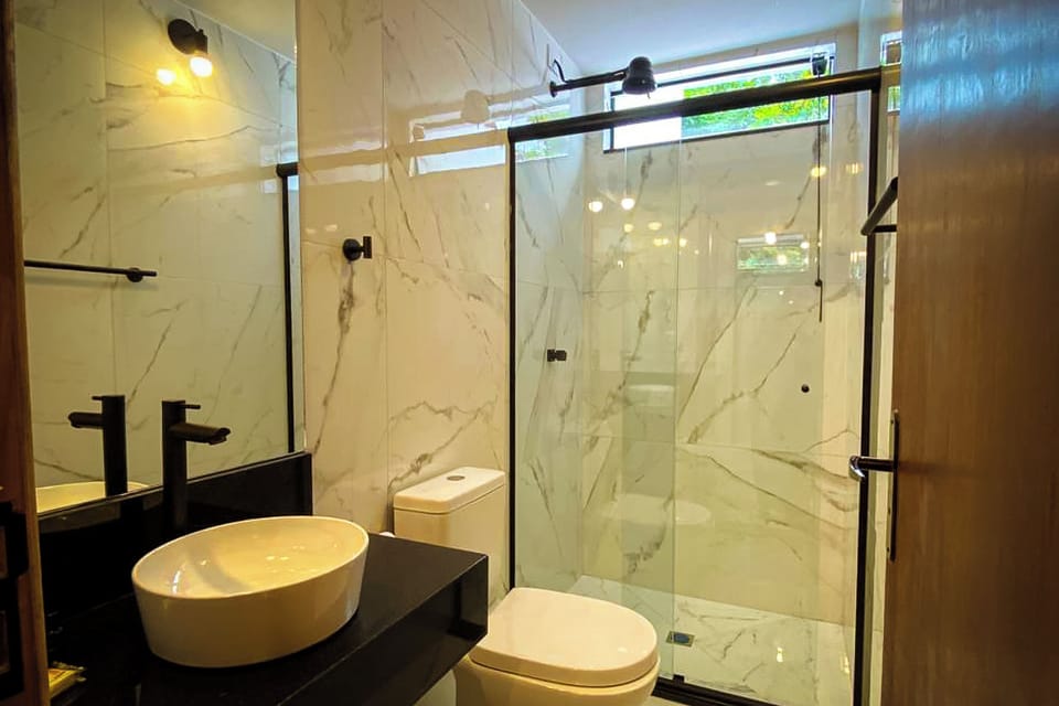 Deluxe Quadruple Room (Bromélias) | Bathroom | Separate tub and shower, jetted tub, hair dryer, towels