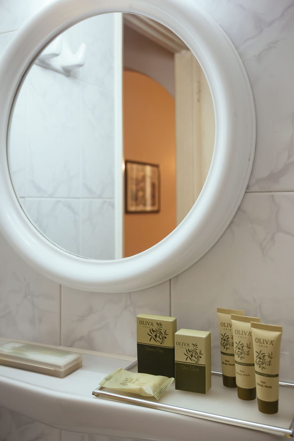 Combined shower/tub, free toiletries, hair dryer, towels