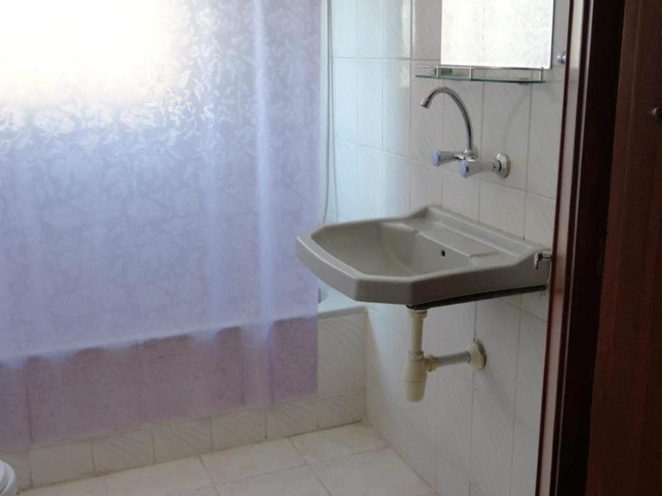 Bathroom sink